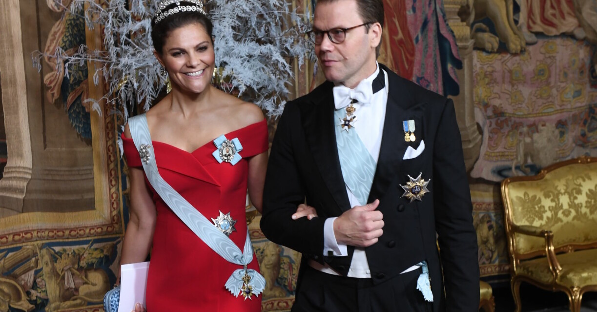 Kronprinsessan Victoria bar mamma Silvias klänning då hon anlände till Nobelfesten 2018 tillsammans med prins Daniel.