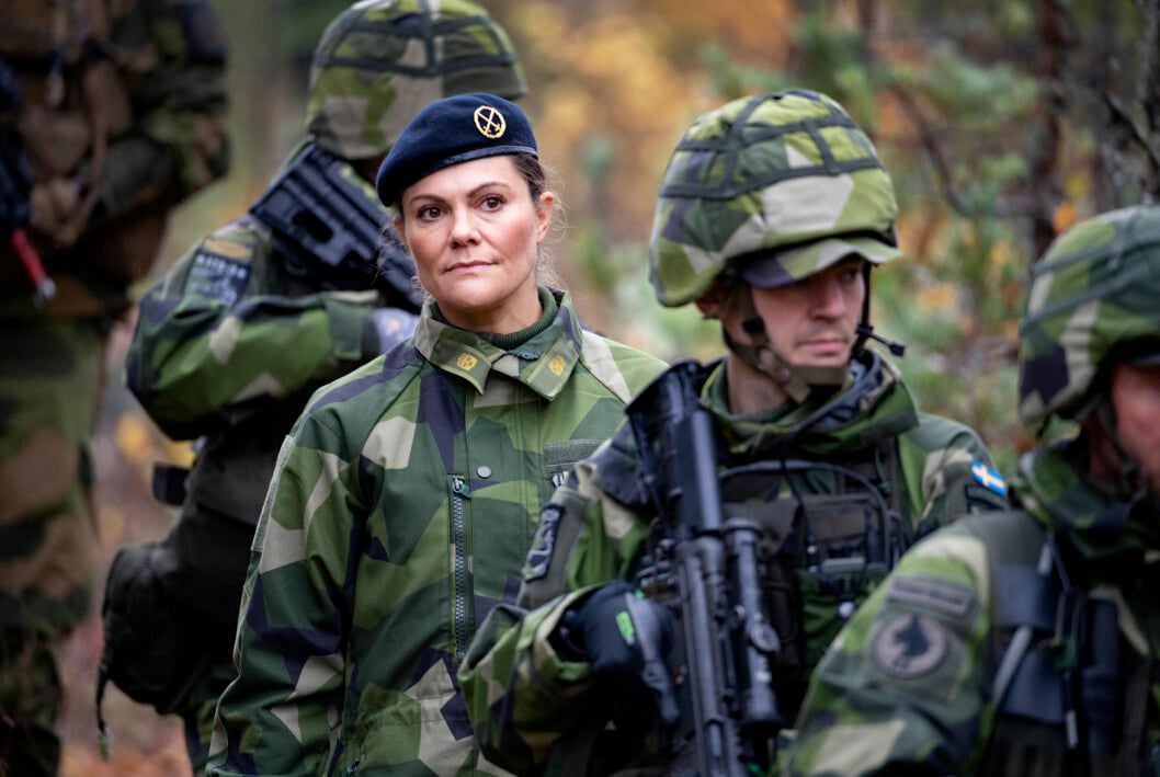 Kronprinsessan Victoria deltar i en övning när hon besöker hemvärnet i Sälenfjällen i september 2021. Kronprinsessan Victoria deltar i en övning när hon besöker hemvärnet i Sälenfjällen i september 2021.
