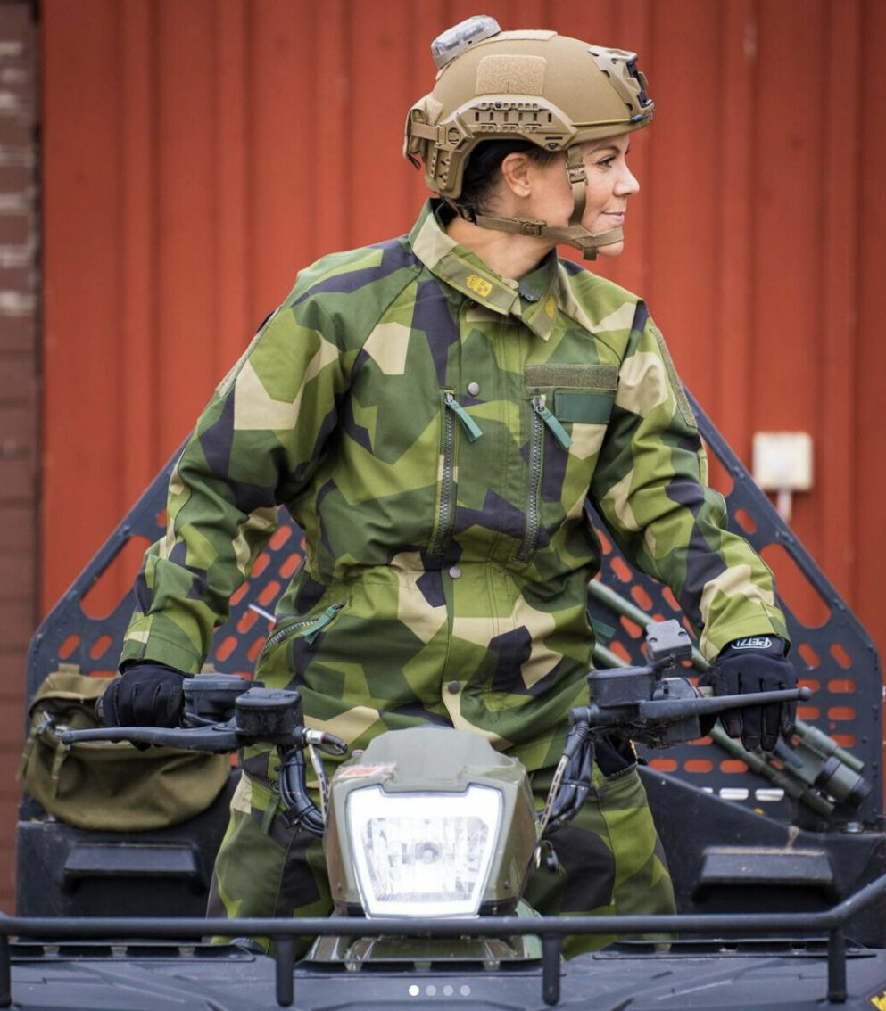 Kronprinsessan Victoria. Kronprinsessan Victoria hälsar på hos Sveriges försvarsmakt