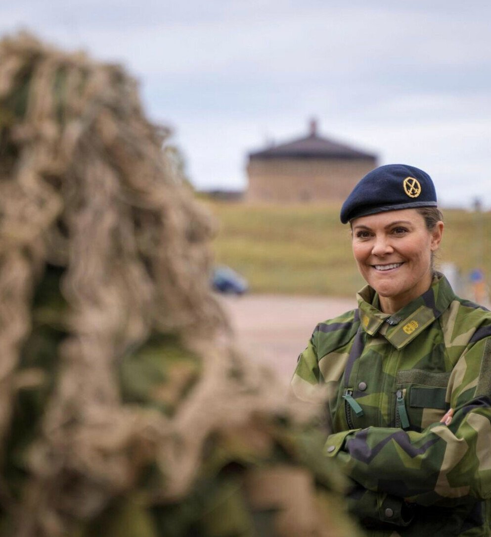 Fullt fokus! Kronprinsessan Victoria hälsar på hos Sveriges försvarsmakt