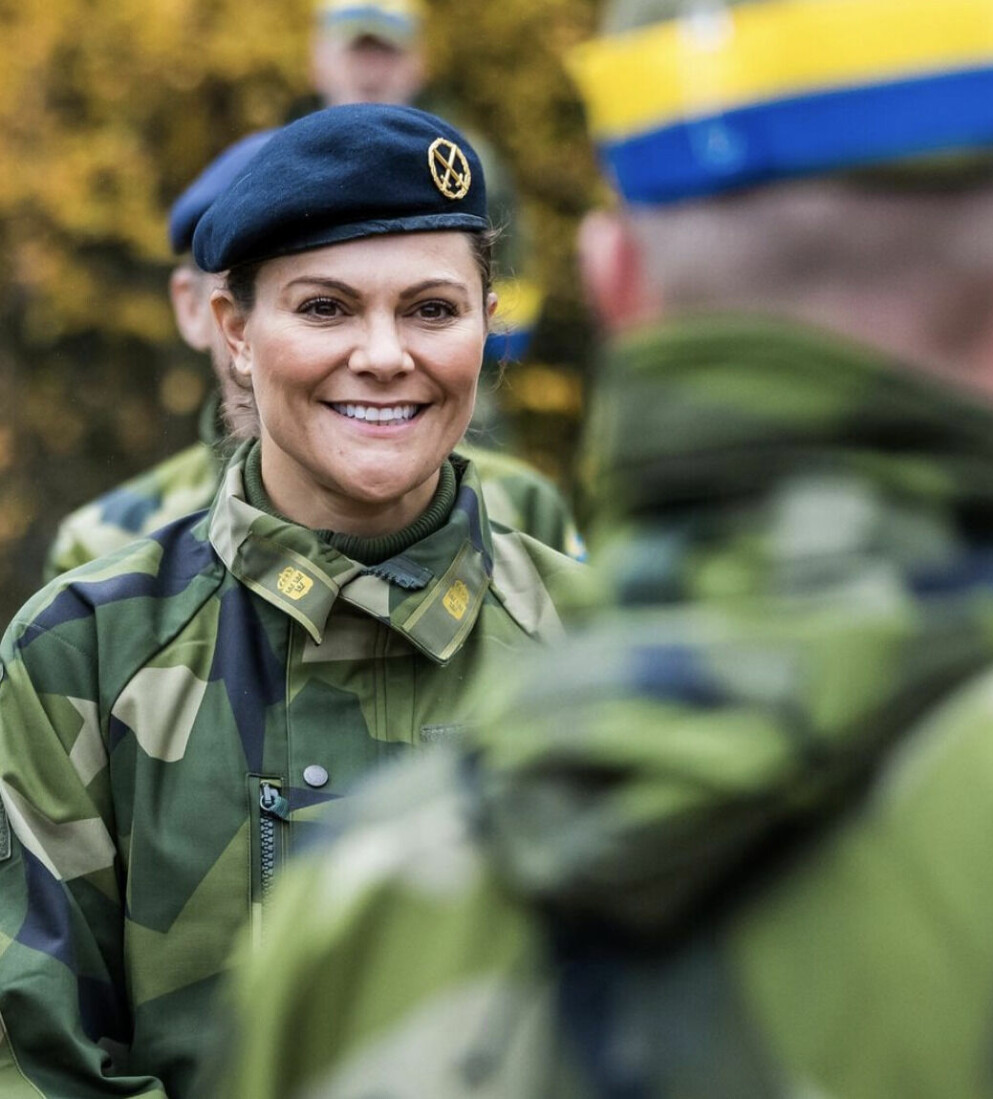 Kronprinsessan Victoria på glatt humör. Kronprinsessan Victoria hälsar på hos Sveriges försvarsmakt
