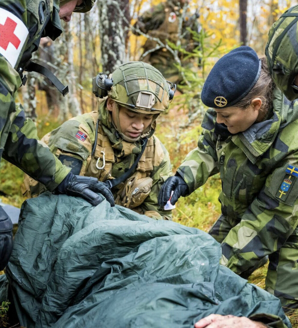 Kronprinsessan hjälper till vid en skada. Kronprinsessan Victoria hälsar på hos Sveriges försvarsmakt