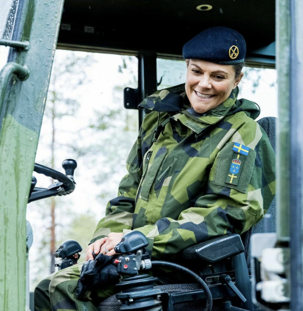 Kronprinsessan bakom ratten. Kronprinsessan Victoria hälsar på hos Sveriges försvarsmakt