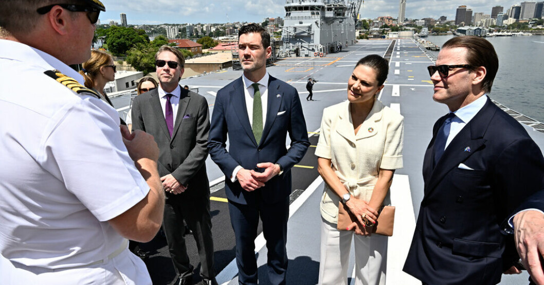 Kronprinsessan Victoria och prins Daniel med utrikeshandelsminister Johan Forssell på flottbasen HMAS Kuttabul i Sydney. Kungligt besök väcker hopp om frihandelsavtal