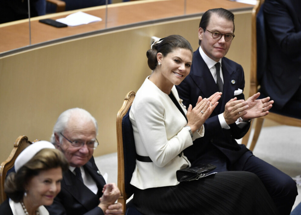 Drottning Silvia, Kung Carl Gustaf, Kronprinsessan Victoria och Prins Daniel i Plenisalen i riksdagshuset i samband med riksmötets öppnande år 2021. Drottning Silvia, Kung Carl Gustaf, Kronprinsessan Victoria och Prins Daniel i Plenisalen i riksdagshuset i samband med riksmötets öppnande