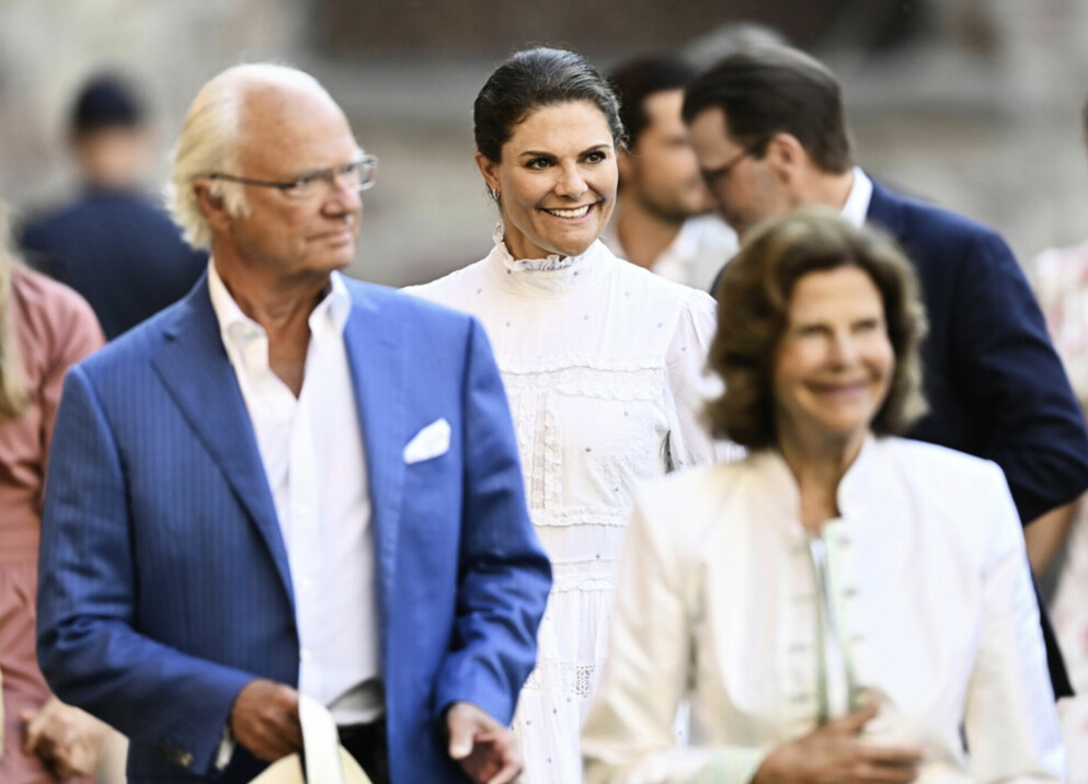 Kronprinsessan Victoria med sina föräldrar kungen och drottningen. Kungen i blå kavaj, drottningen och kronprinsessan victoria