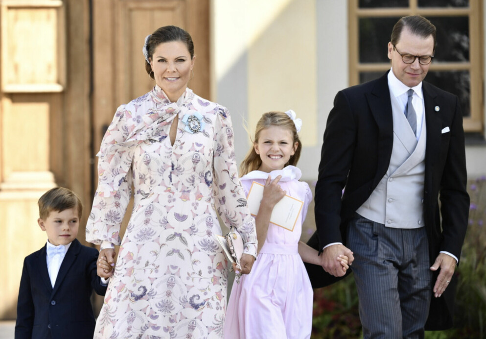 Kronprinsessan Victoria, prins Daniel och barnen Estelle och Oscar. Kronprinsessfamiljen på dop