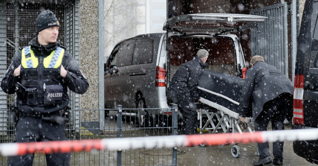 Kroppar bärs ut ur Jehovas vittnens lokal i stadsdelen Alsterdorf i Hamburg. Dådet i Hamburg – detta vet vi