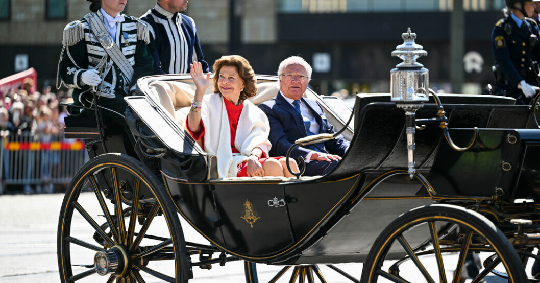 Kung Carl Gustaf och drottning Silvia åker hästkortege längs Kungsportsavenyn. Kungaparet firar dubbelt i Göteborg