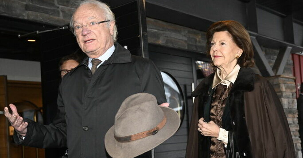 Kung Carl Gustaf och drottning Silvia på besök i Sälen i januari. Kungen opereras – ställer in åtaganden
