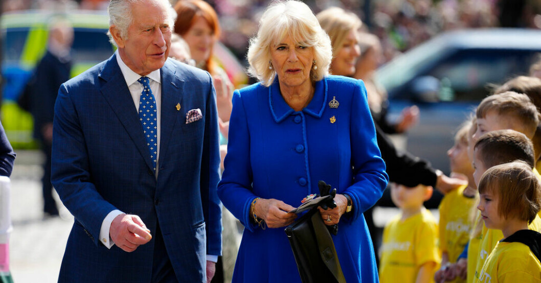 Kung Charles och drottning Camilla ska båda krönas i Westminster Abbey. Det blir tre dagars firande av det nya kungaparet. Bild tagen i Liverpool i slutet av april. Kröningen av kung Charles – detta händer