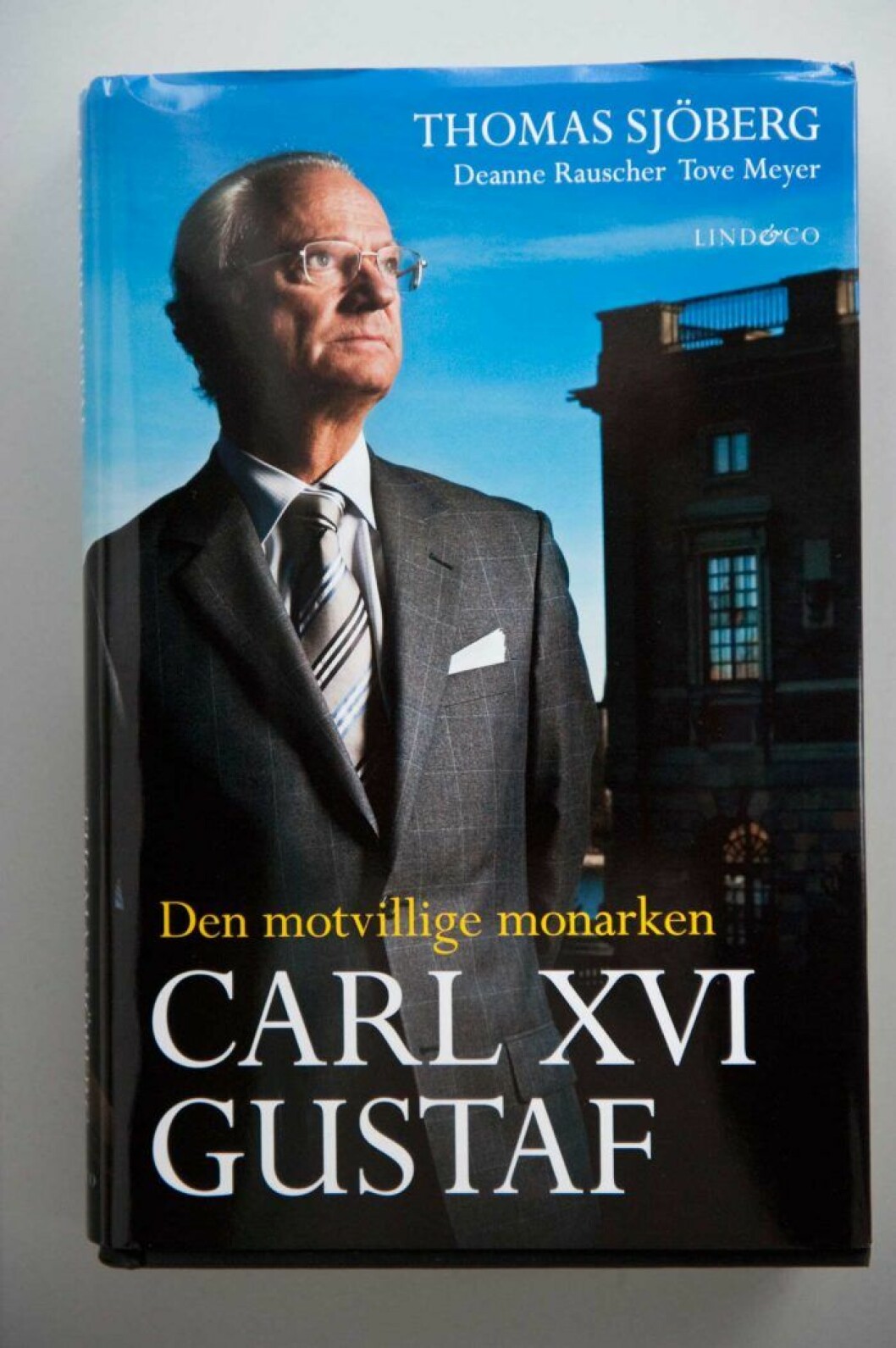 <em>Carl XVI Gustaf – Den motvillige monarken</em> slog ner som en bomb i kungafamiljen – och i Sverige.