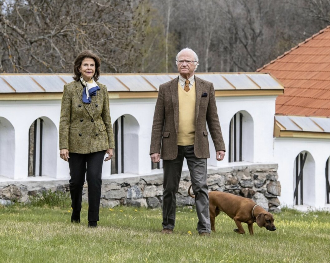 Drottnings Silvia och kung Carl XVI Gustaf på promenad ute på Öland. FOTO: Jonas Ekströmer/TT drottning Silvia och kungen