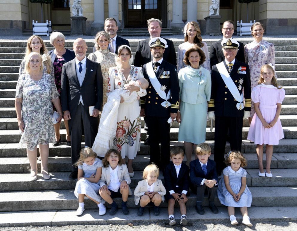 Familjen och släkten är samlad när prins Julian döps. Kungafamiljen är samlad vid prins Julians dop