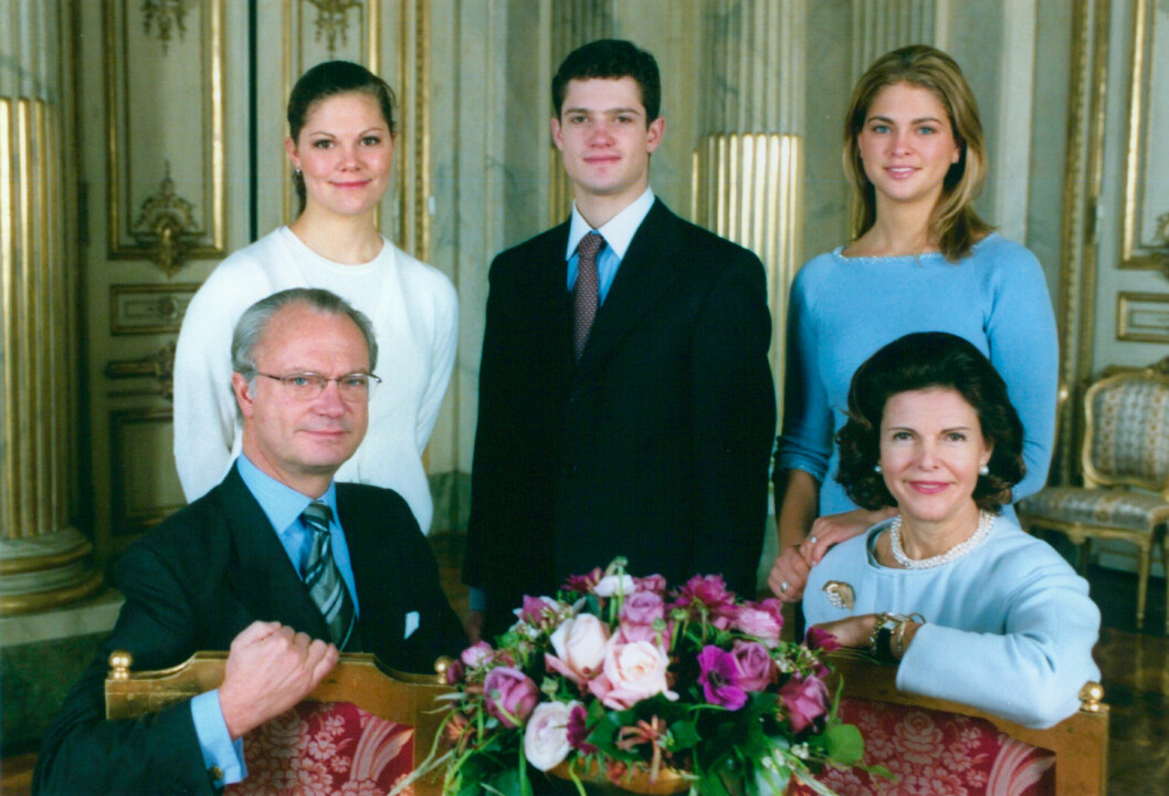 Kungafamiljen vid Stockholms slott för den årliga nyårsfotograferingen i december år 1999. Kungafamiljen vid Stockholms slott för den årliga nyårsfotograferingen i december år 1999.