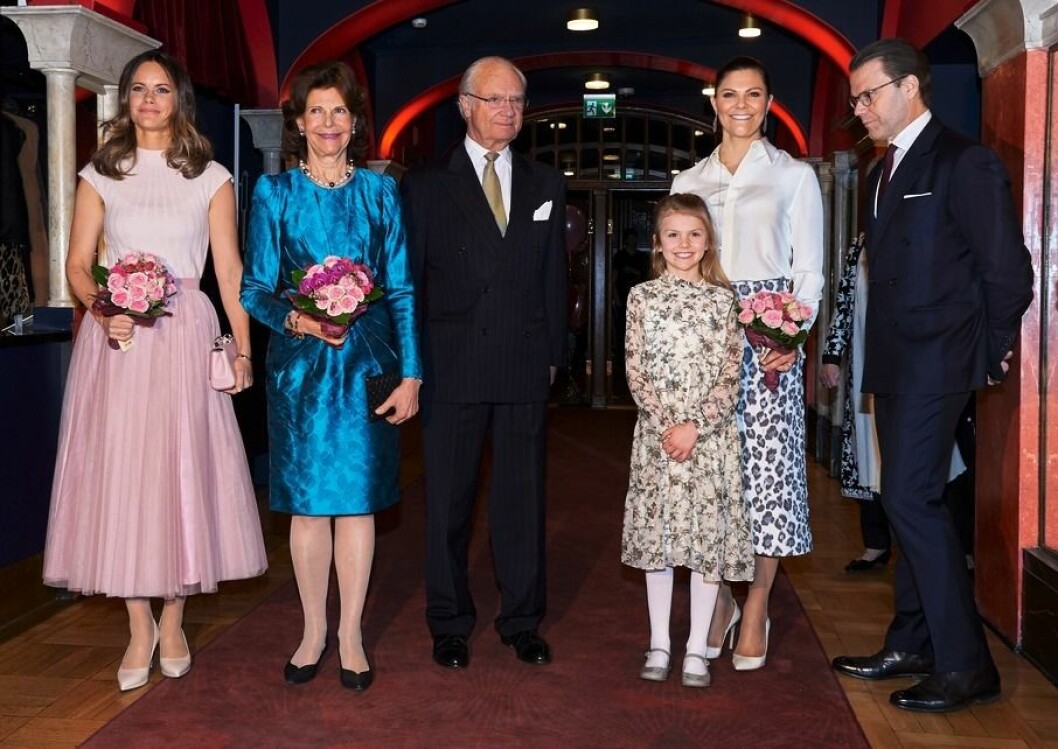 Prinsessan Sofia, drottnings Silvia, kung Carl XVI Gustaf, prinsessan Estelle, kronprinsessan Victoria och prins Daniel. FOTO: hbgbild / MEGA/TT