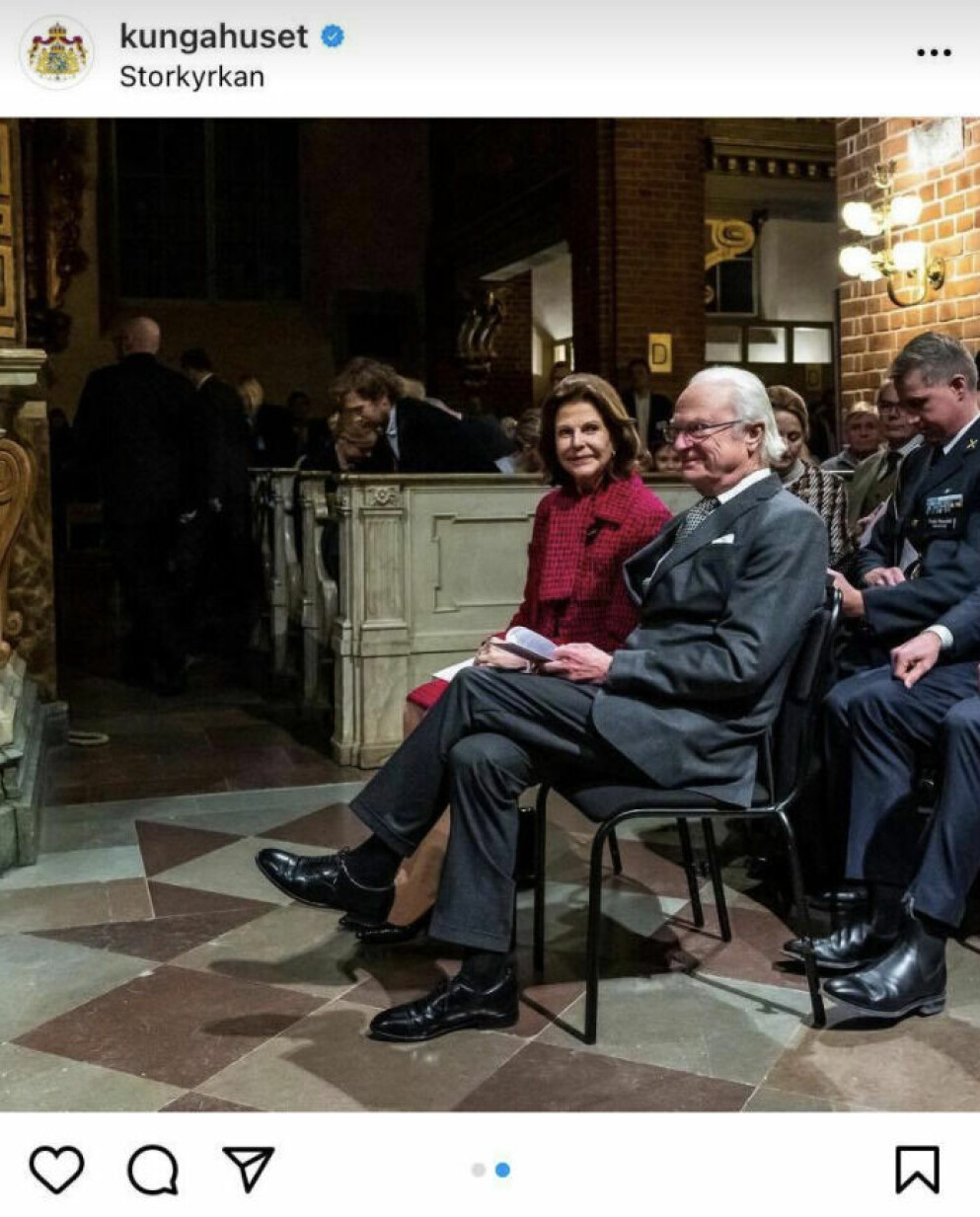 Kungen och drottningen på plats i kyrkan. Kungen och drottningen i kyrkan