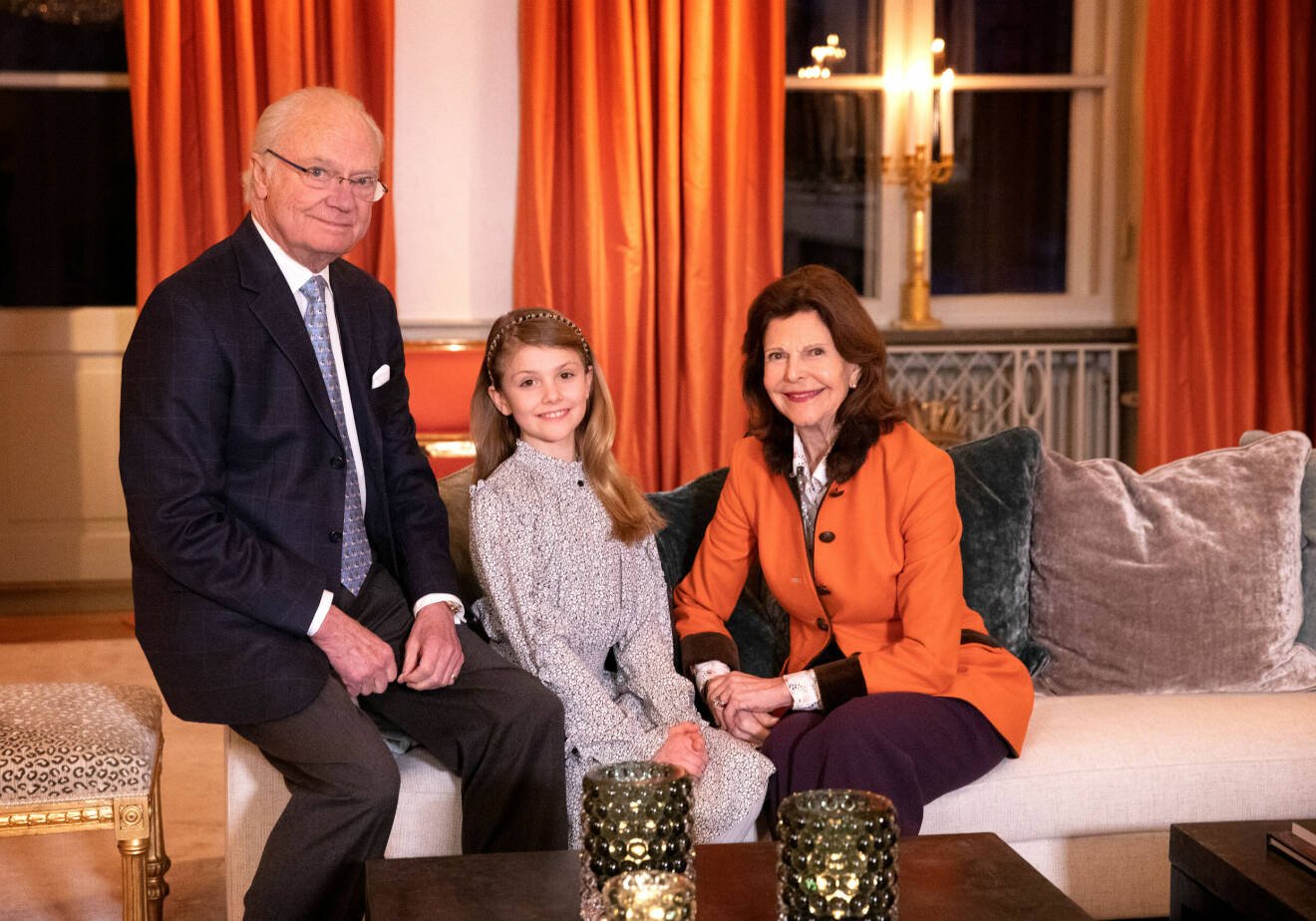 Kungaparet gratulerar äldsta barnbarnet prinsessan Estelle på hennes 10-årsdagen vid ett firande på Haga slott. Gardinerna i bakgrunden skvallrar om att bilden togs i stora salongen.