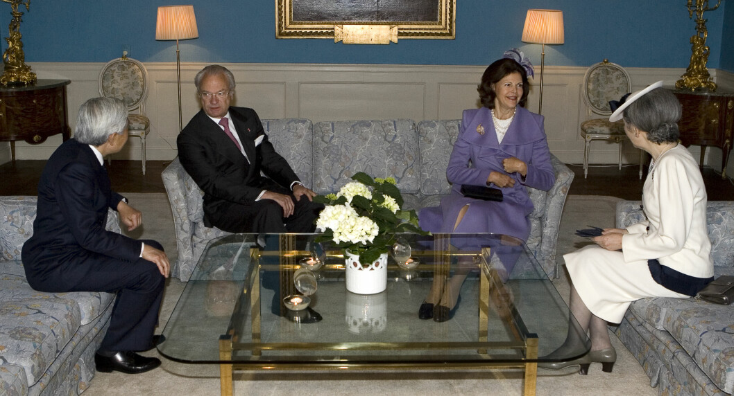 Kungaparet träffade det japanska kejsarparet vid Haga slott år 2007 i samband med jubileumsfirandet av Carl von Linné. Sällskapet umgås i ett rum med blåmålade väggar och hög bröstpanel. Kungaparet träffade det japanska kejsarparet vid Haga slott år 2007 i samband med jubileumsfirandet av Carl von Linné. Sällskapet umgås i ett rum med blåmålade väggar och hög bröstpanel.