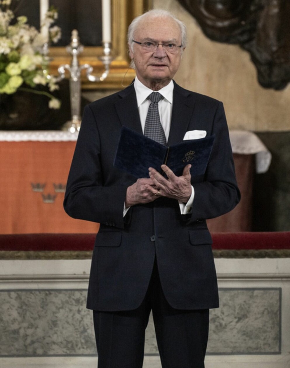 Kung Carl Gustaf läser en text under en gudstjänst från Drottningholms slottskyrka. Kungen läser högt