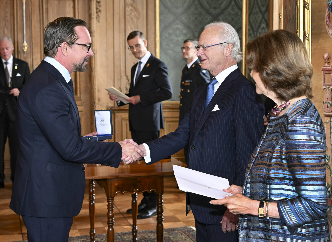 Kungen delade ut en medalj i 8:e storleken i högblått till musikproducenten och låtskrivaren Andreas Carlsson vid fredagens medaljceremoni på Stockholm slott.