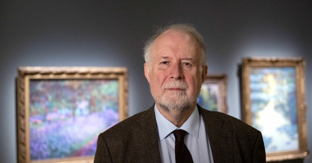 Kuratorn Magnus Olausson framför Claude Monets "Konstnärens trädgård i Giverny" och "Näckrosor" på utställningen "Trädgården – konst och natur under sex sekler", på Nationalmuseum. Trädgården – från paradis till potatisland
