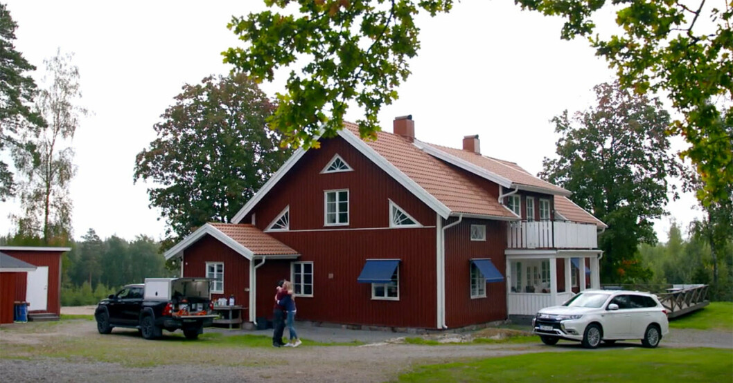 Programledaren Linda Lindorff hälsade på David på hans gård i Småland.