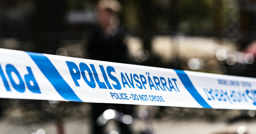 Kvinnan som föll från balkongen har förts med ambulans till sjukhus. Arkivbild. Fall från balkong – kvinna allvarligt skadad