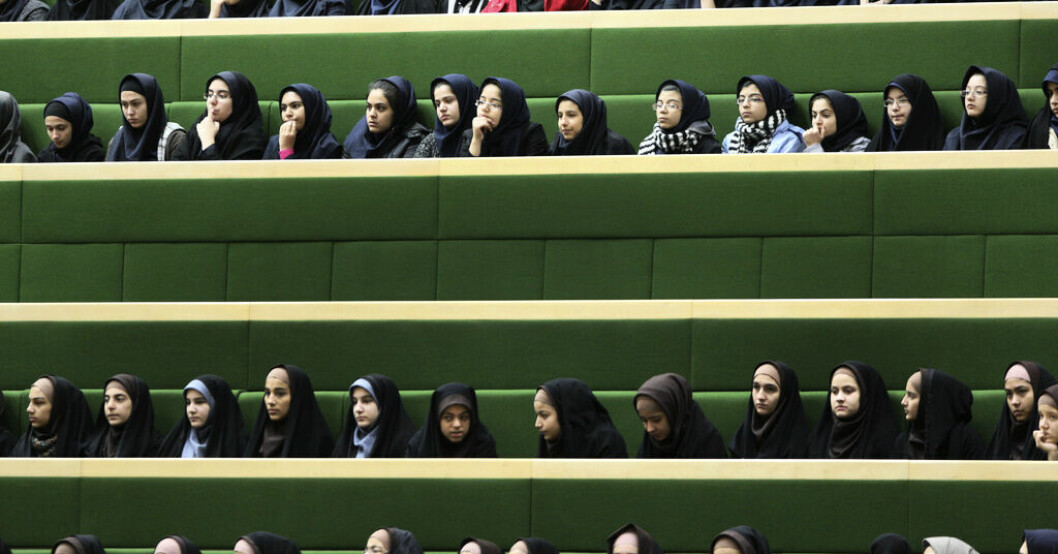 Kvinnliga elever i Iran. Arkivbild. Raisi vill ha "kontinuerlig info" om gasgift