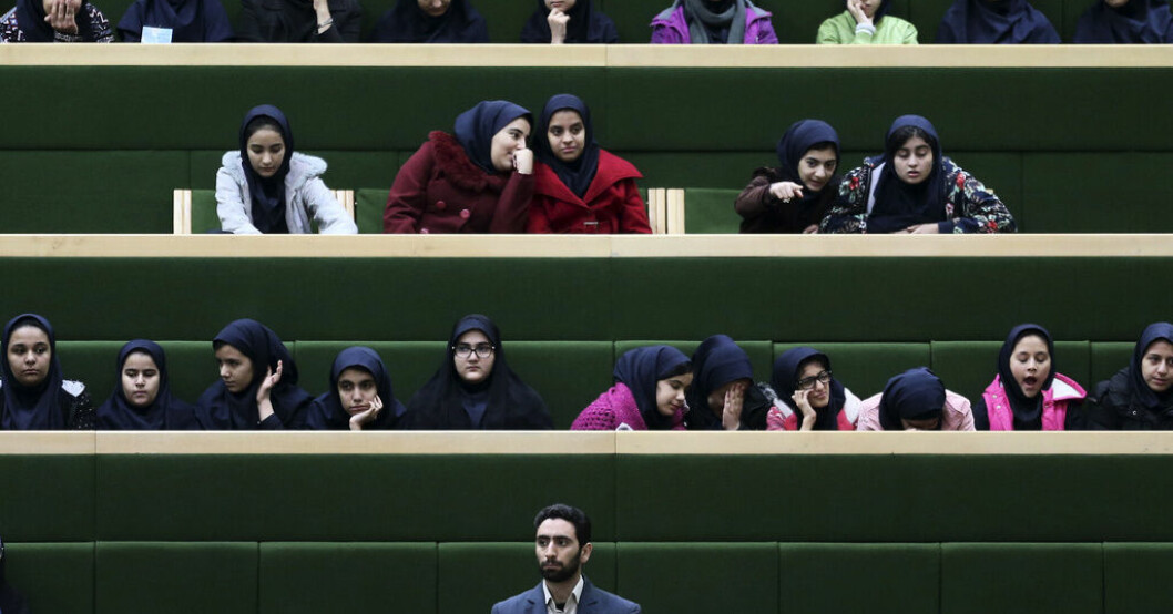 Kvinnliga skolelever i Irans huvudstad Teheran 2016. Iranska giftattackerna: Fler flickor på sjukhus