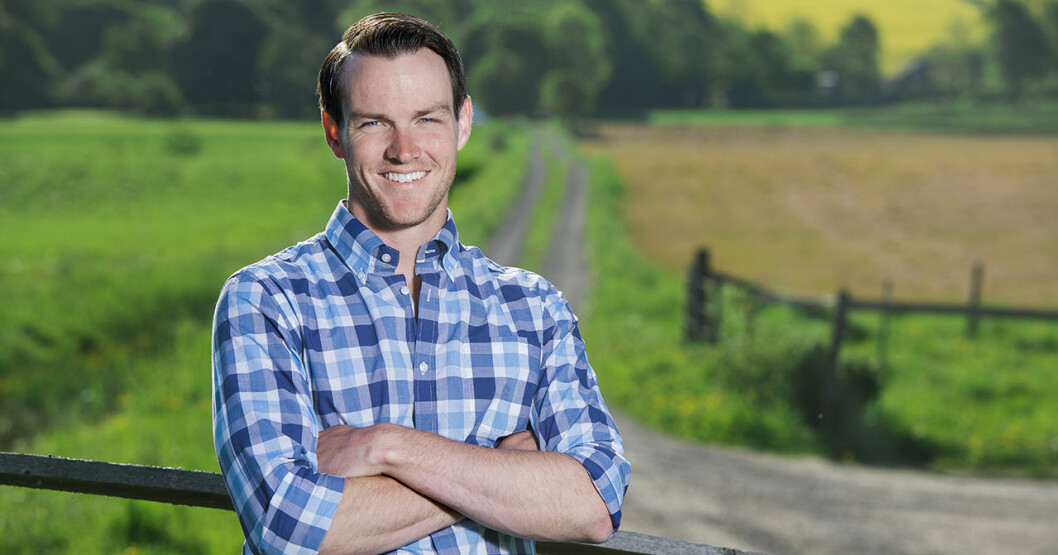 Kyle Johnson i Allt för Sverige. Foto: Magnus Liam Karlsson/SVT. Kyle Johnson i rutig skjorta.