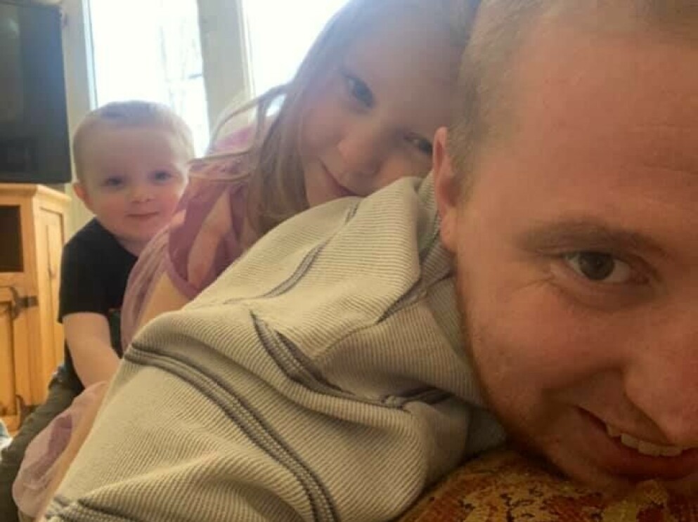 Kyle ska vara glad att han har så ansvarsfulla barn som Caleb och Macie. Caleb, Macie och Kyle