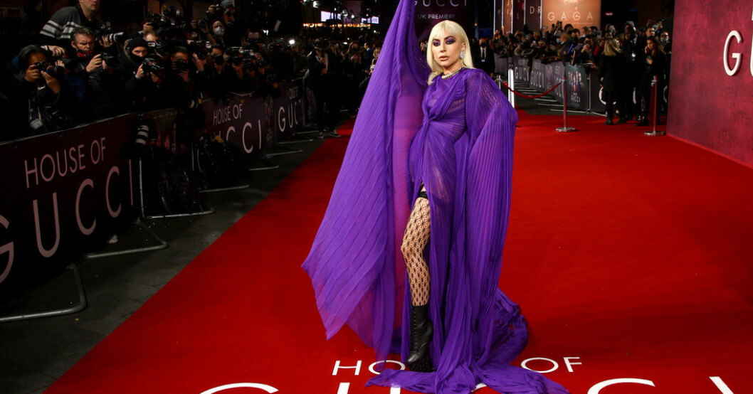 Lady Gaga poserar inför premiären på filmen "The house of Gucci". Arkivbild. Guccis försäljning rasar