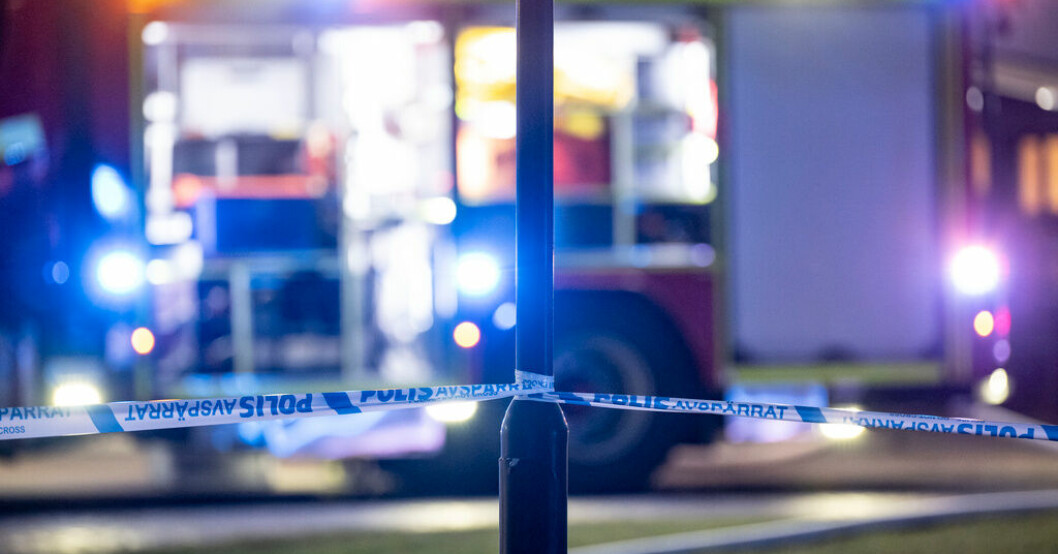 Lägenhet totalförstörd i kraftig brand.