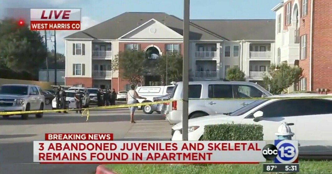 I en lägenhet i Harris County, Texas, hittades tre övergivna barn och människorester av en kropp. ”Förkrossande”, skriver polisen Ed Gonzalez på Twitter. Lägenhet i Harris County, Texas