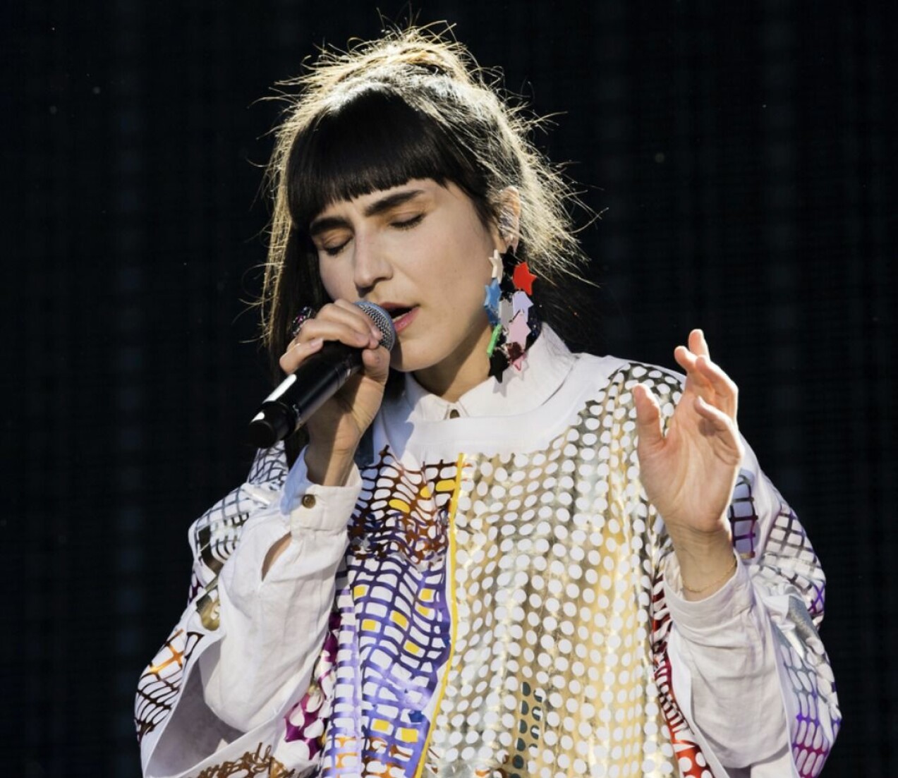 Laleh sjunger på scen