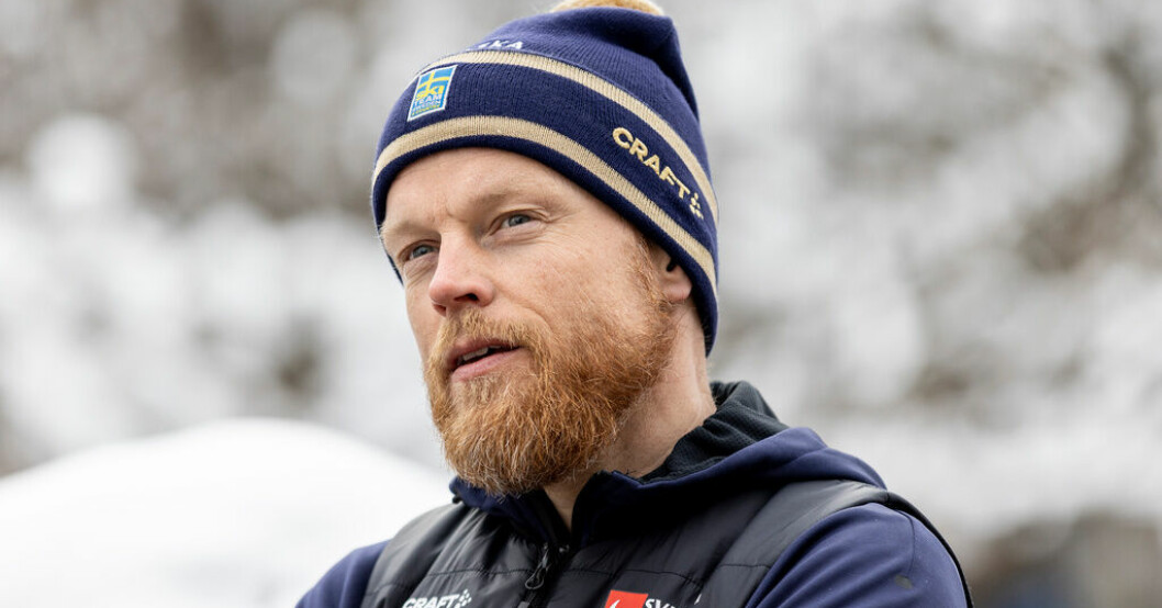 Landslagschef Anders Byström på en pressträff med skidlandslaget under skid-VM i Planica. Mitt under VM-succén – landslagschefen förlänger