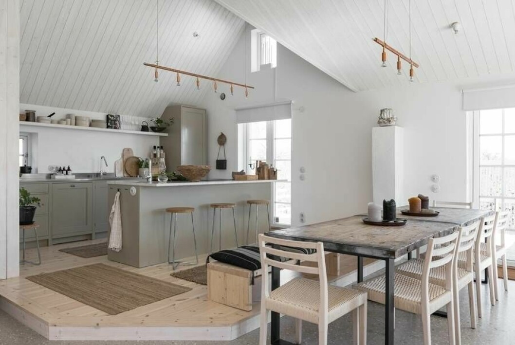 Lantligt kök, matsal och vardagsrum i en öppen planlösning. Lantligt kök, matsal och vardagsrum i en öppen planlösning.