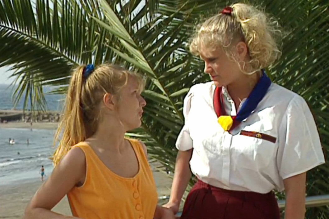 Annika Lantz och Camilla Kvartoft som reseledare i Byhåla. <strong>Foto: SVT</strong> Annika Lantz och Camilla Kvartoft som ”pök” i Byhåla.