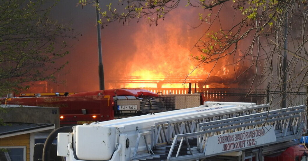 Larmet om branden inkom vid 07.30-tiden på lördagsmorgonen. Brand i industriområde i Nykvarn