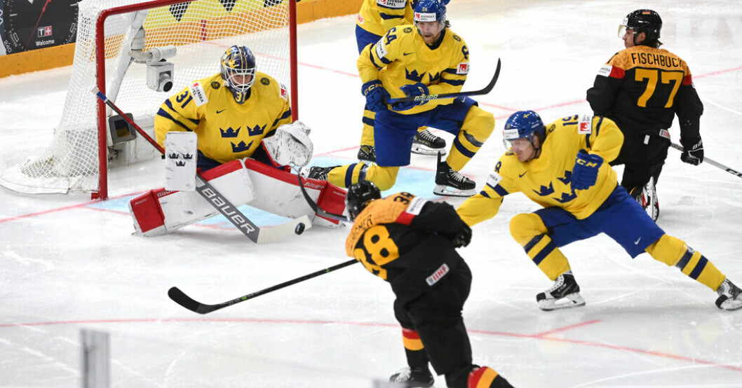 Lasse Johansson räddar skottförsöket från Fabio Wagner. Den svenske målvakten höll nollan i 1–0-segern över Tyskland. Veteranerna bakom segern: "Nollan är skön"