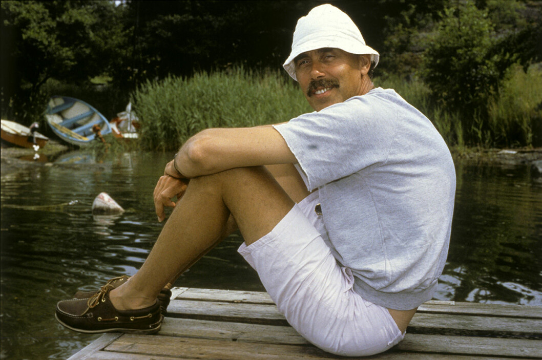 Lasse Åberg som Stig-Helmer i samband med inspelningen av SOS – En segelsällskapsresa 1988. <strong>Foto: Anders Holmström / TT</strong> Lasse Åberg i rollen som Stig-Helmer Olsson sitter på bryggan på den fiktiva ön Stråholmen i samband med filminspelningen av SOS – En segelsällskapsresa på en ö i Stockholms skärgÂrd.