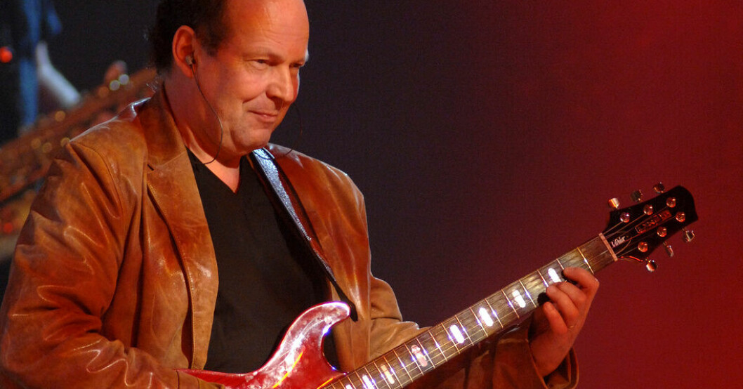Lasse Wellander spelar gitarr i "The Original ABBA-orchestra" i Uppsala 2007. Abba: Vi minns Wellanders briljans och leende
