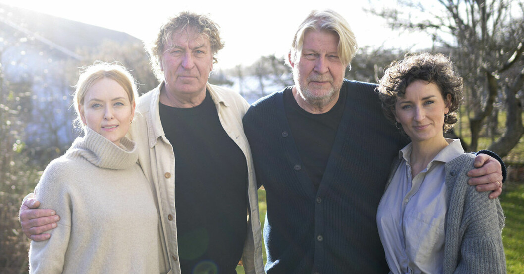 Lassgård med regissören Richard Hobert och kollegorna Livia Millhagen och Hedda Rehnberg som spelar in filmen “Kärleksbevis”.