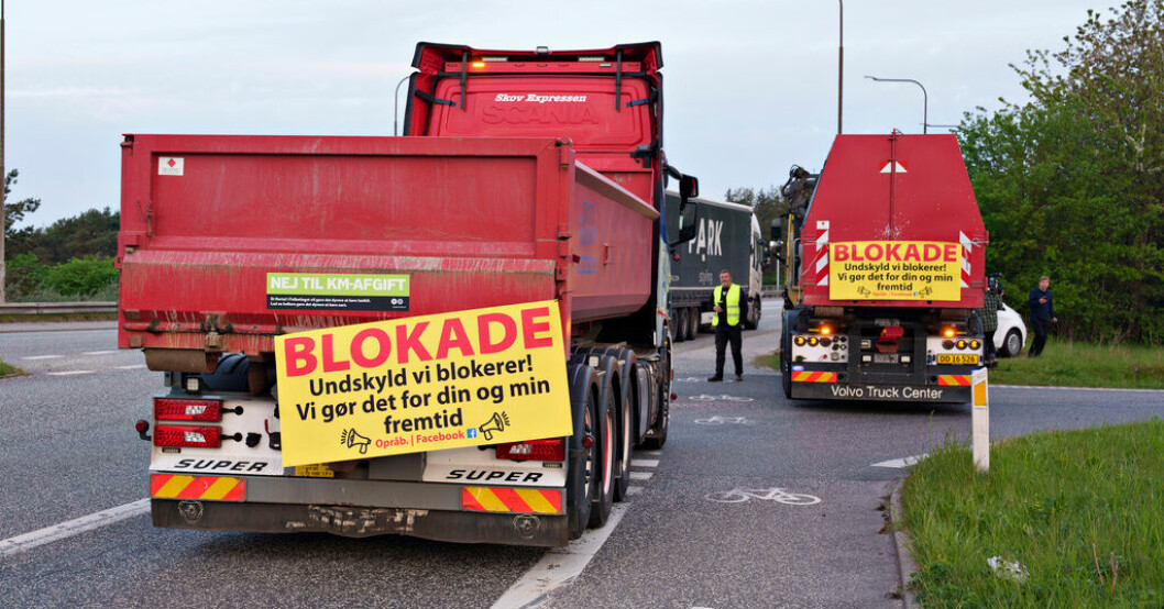 Lastbilar blockerar motorvägstillfarten vid Humlebakken i Ålborg på måndagmorgonen. Stökigt på danska vägar – lastbilar blockerar
