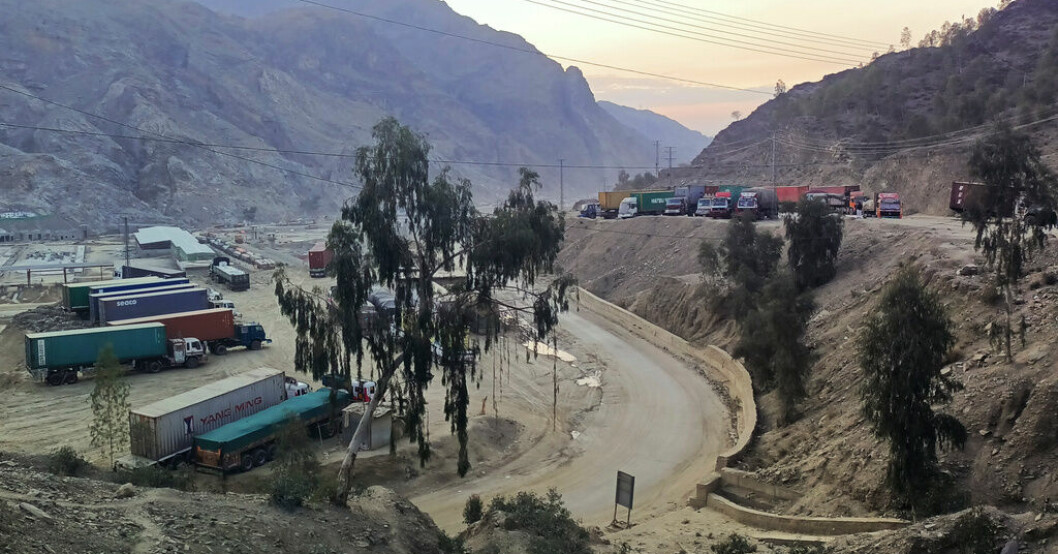 Lastbilar i väntan på att få köra över gränsen mellan Pakistan och Afghanistan vid övergången Torkham tidigare i veckan. Oroligt vid afghansk-pakistansk gräns