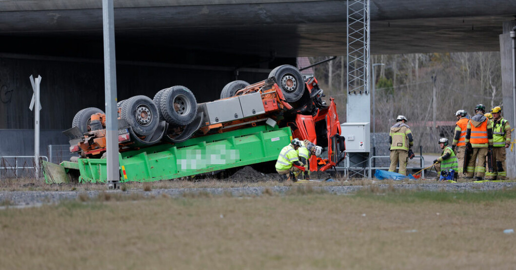 45-årig lastbilschaufför störtade 10 meter – har livshotande skador