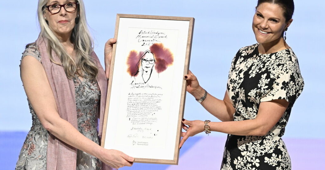 Laurie Halse Anderson tar emot Alma-priset 2023 av kronprinsessan Victoria. Laurie Halse Anderson tog emot Alma-priset