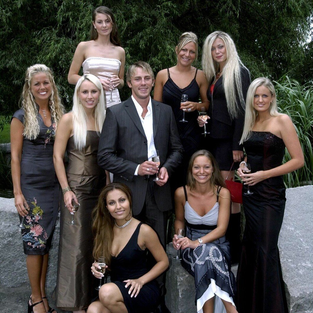Andreas Lauritzen och tjejerna i den första säsongen av Bachelor. Andreas Lauritzen och åtta tjejer från den första säsongen av Bachelor.