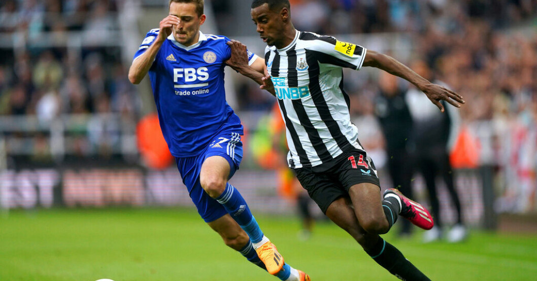 Leicesters Timothy Castagne, till vänster, och Newcastles Alexander Isak i duell. Isaks Newcastle klart för Champions League